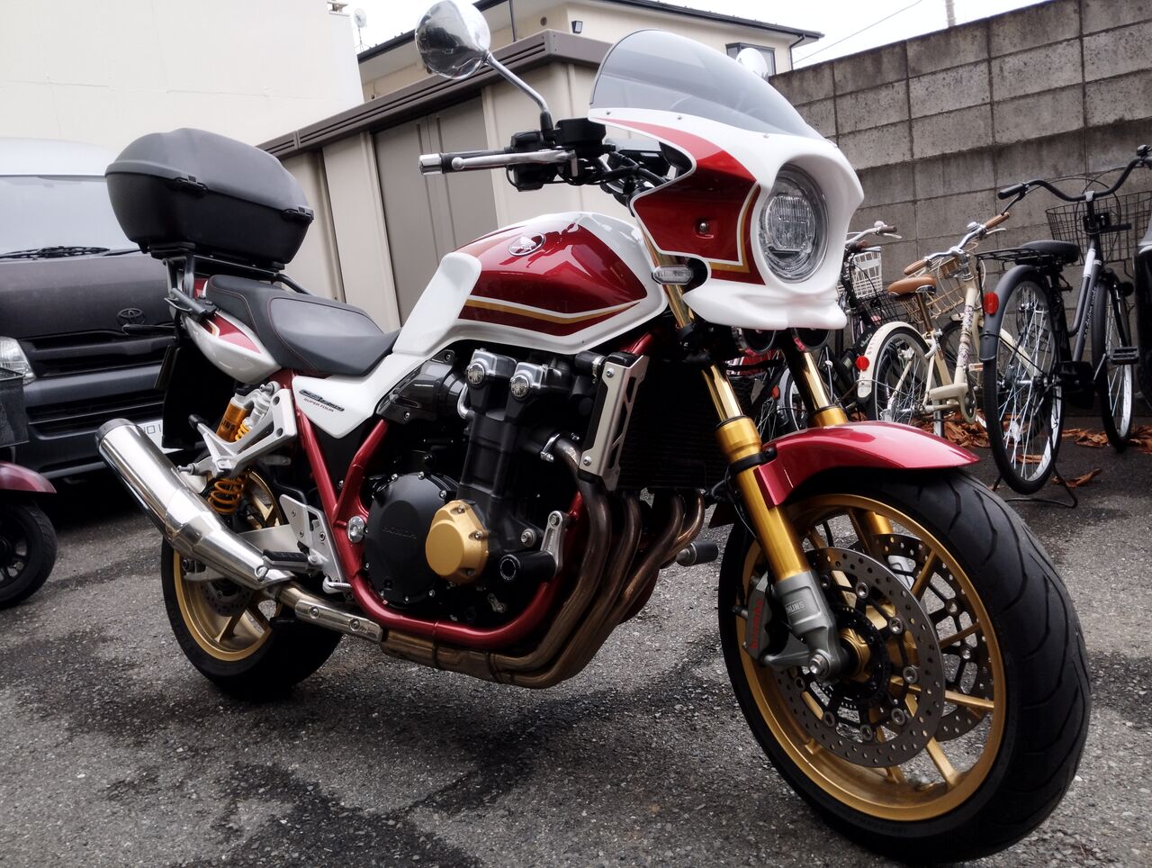 CBカスタム「トータルクラフト製ビキニカウル今年最後の取り付け作業