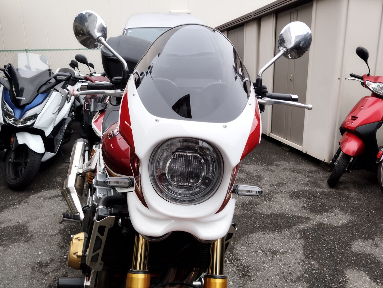 CBカスタム「トータルクラフト製ビキニカウル今年最後の取り付け作業