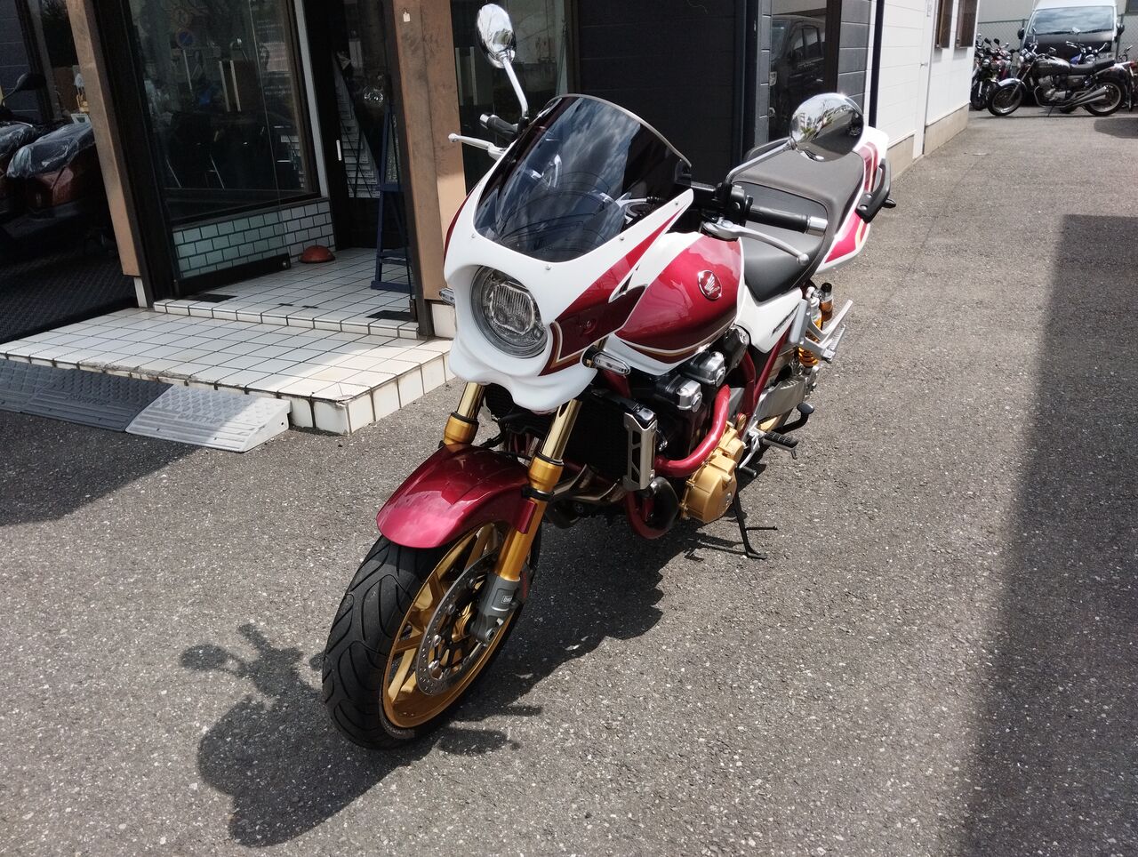 CBカスタム「30周年記念限定車にビキニカウル」編 : オートショップ