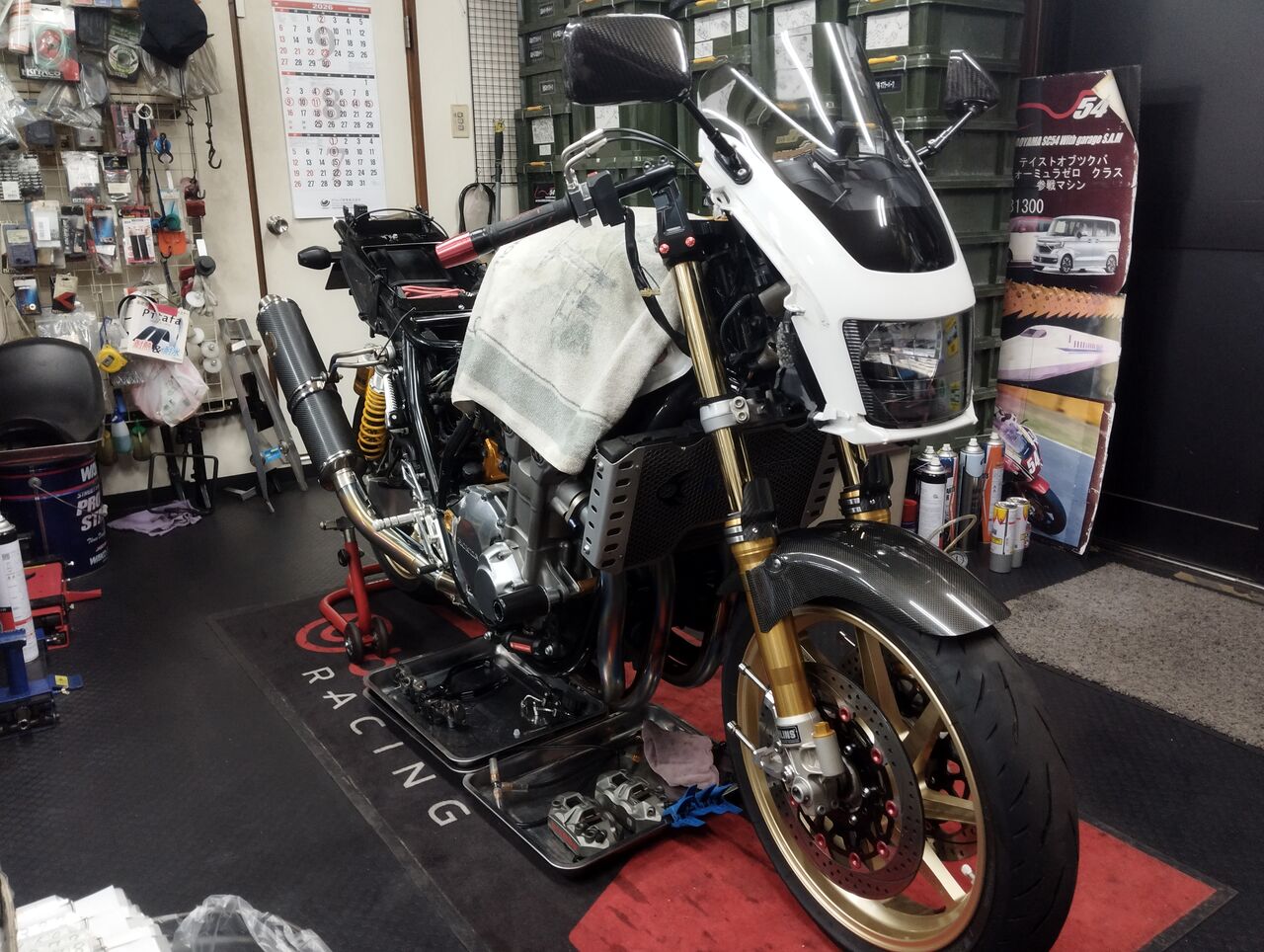 CBカスタム「フェンダーレスキットロングパネルまさかの色違いが新鮮で