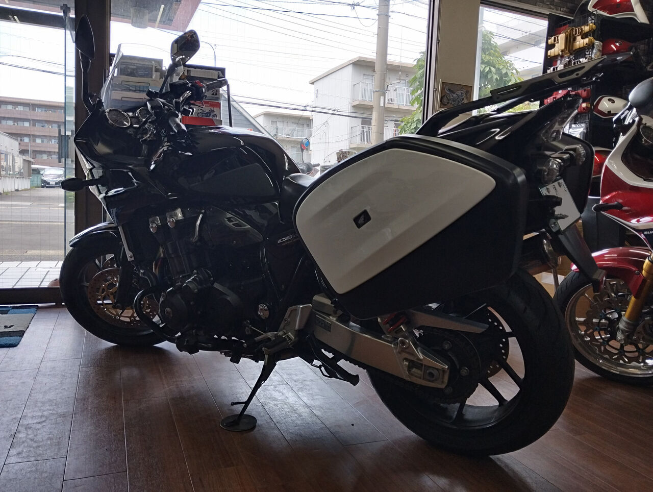 オプションのサイドパニアケースは早くも廃盤 : オートショップ