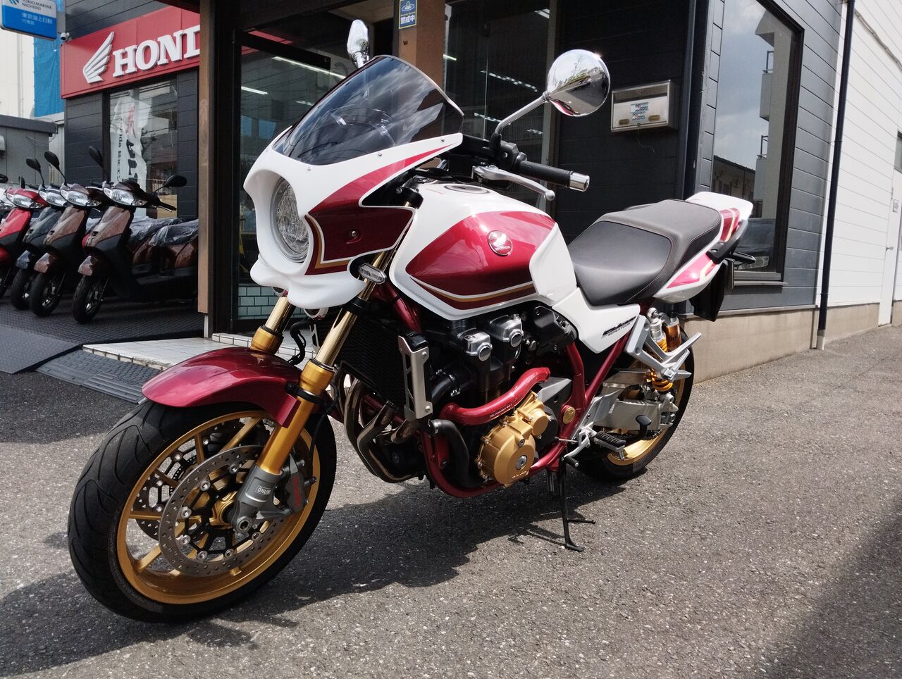 CBカスタム「30周年記念限定車にビキニカウル」編 : オートショップ