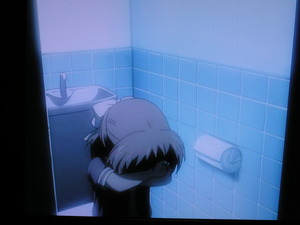 トイレで泣く汐