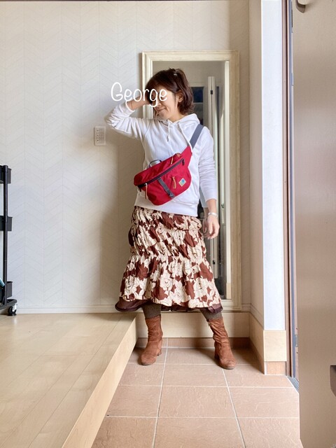 2128 茶色の花柄スカートに白パーカ ちょっとスポーティなリンクコーデ Le Style George 2128 茶色の花柄スカートに白パーカ ちょっとスポーティなリンクコーデ Le Style George