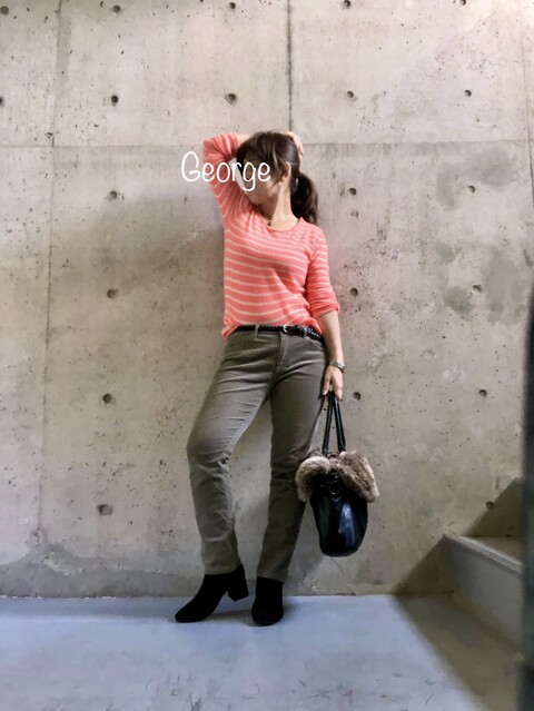 0122 ユニクロの蛍光オレンジニット グレーのコーデュロイパンツに合わせたオフィスカジュアルコーデ Le Style George