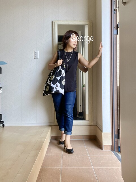 2711 赤スカートにユニクロのノースリーブ黒t きりっとした色で作る夏コーデ Le Style George