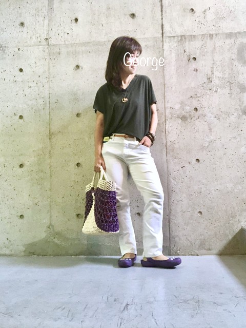 Ozocのカーキトップスにユニクロの白パンツ アイヌの木彫りネックレスに合わせたコーデ Le Style George