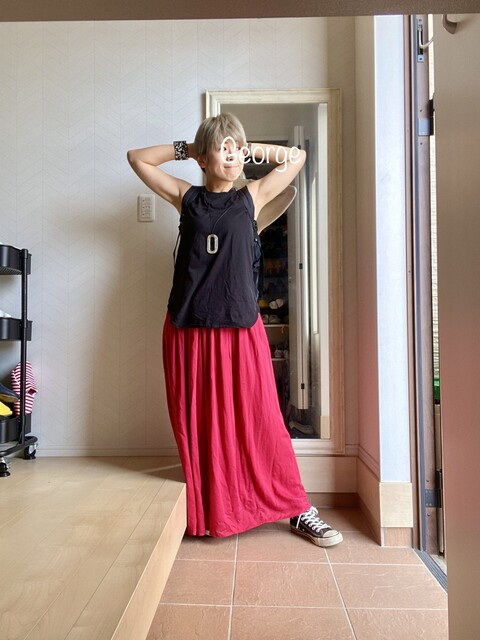 2711 赤スカートにユニクロのノースリーブ黒t きりっとした色で作る夏コーデ Le Style George