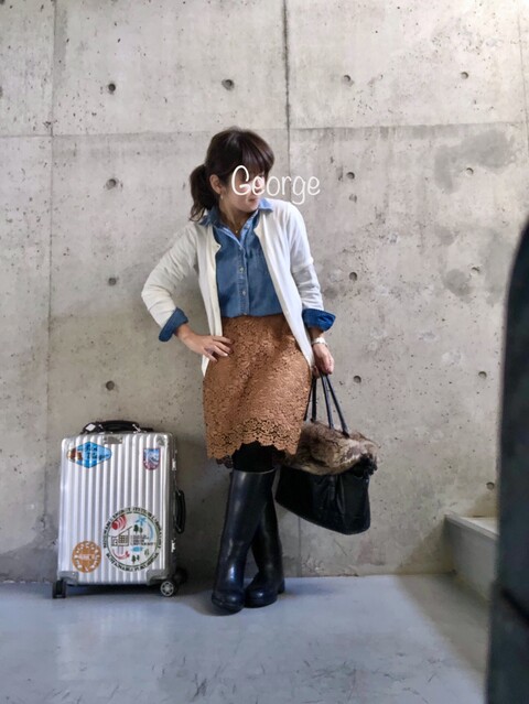 ユニクロのレーススカート デニムシャツとロングブーツに合わせたオフィスカジュアルコーデ Le Style George ユニクロのレーススカート デニムシャツとロングブーツに合わせたオフィスカジュアルコーデ Le Style George