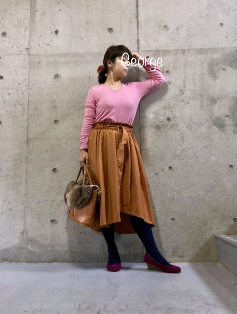 ユニクロのvネックニット アーバンリサーチのスカート ピンクとイエローの春っぽコーデ Le Style George