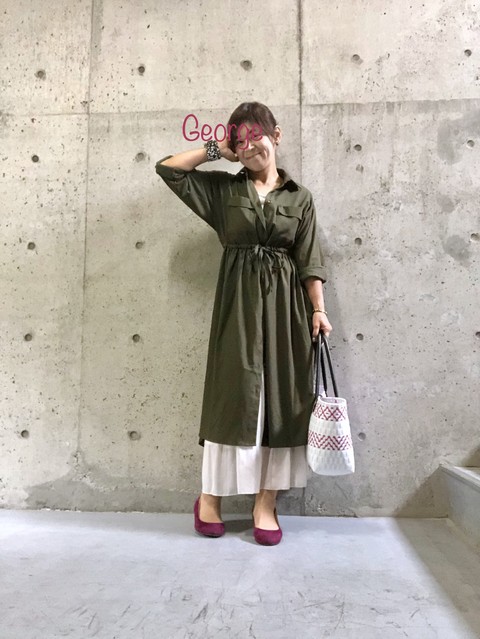 しまむらのカーキシャツワンピース 白のプリーツスカートに合わせた重ね着コーデ Le Style George しまむらのカーキシャツワンピース 白のプリーツスカートに合わせた重ね着コーデ Le Style George