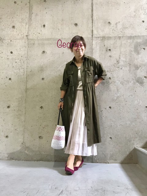 しまむらのカーキシャツワンピース 白のプリーツスカートに合わせた重ね着コーデ Le Style George しまむらのカーキシャツワンピース 白のプリーツスカートに合わせた重ね着コーデ Le Style George