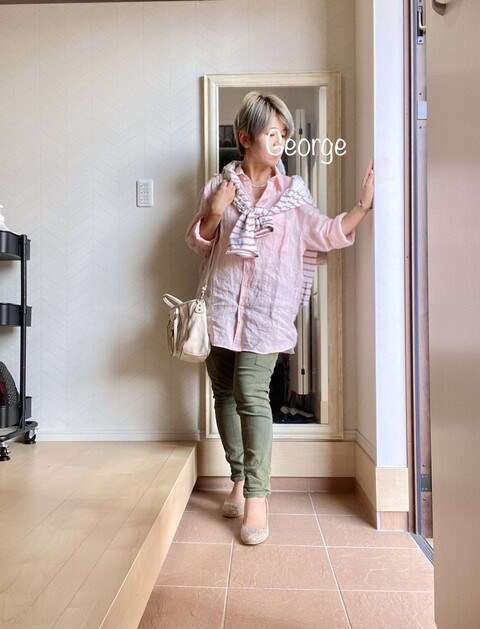 2601 ユニクロのプレミアムリネンシャツ ピンクを使った梅雨寒コーデ Le Style George