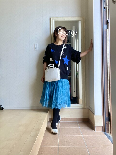 オシャレウォーカーのレーススカート 黒ニットに合わせた寒色コーデ Le Style George