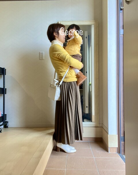 20220301 トプカピの黄色ニット、ユニクロのプリーツスカートに