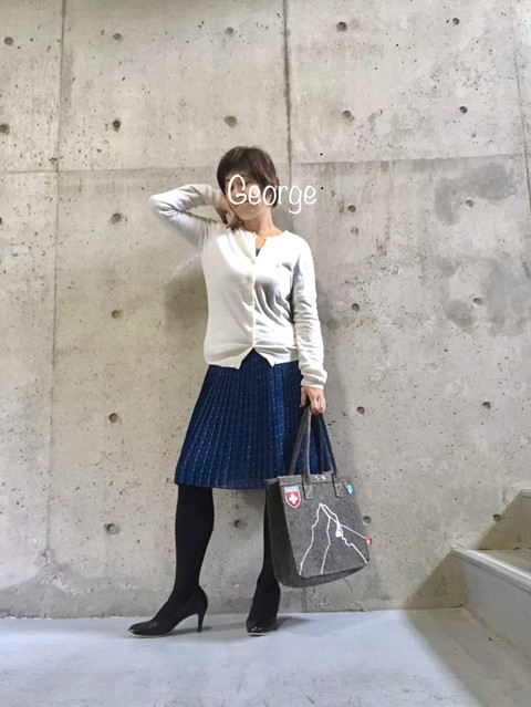 ユニクロの白カーディガンと紺スカートで上品コーデ こんまりさんのまねっこ Le Style George