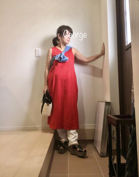 0905 ユニクロの赤ワンピース デニムシャツのたすき掛けで今年っぽいコーデに Le Style George 0905 ユニクロの赤ワンピース デニムシャツのたすき掛けで今年っぽいコーデに Le Style George