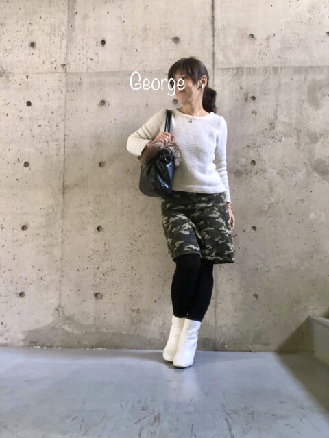 02 Guの白ブーツ 迷彩スカートと白ニットに合わせたモード色コーデ Le Style George