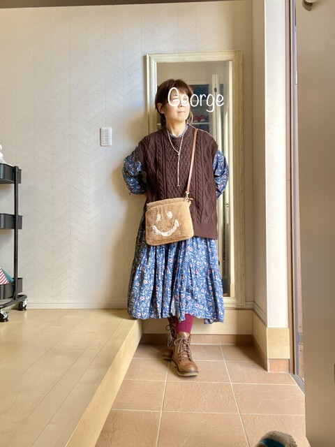 2130 Antiquaのブルーワンピースにニットベスト 動物園に行く日のリンクコーデ Le Style George