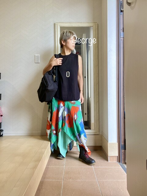 2715 オシャレウォーカーの花柄スカート ユニクロの黒tに合わせた華やか夏コーデ Le Style George