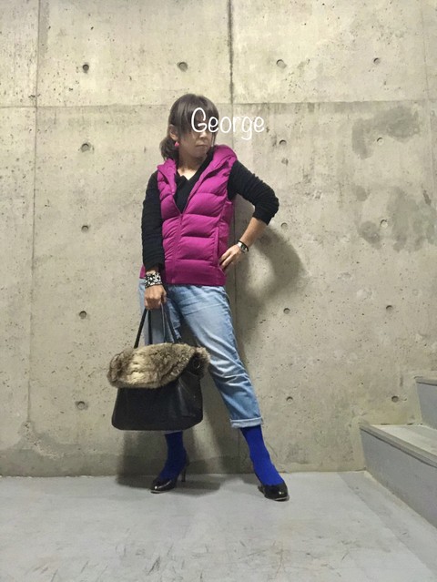 ピンクのダウンベスト カラータイツにパンプス ジーンズコーデをちょっと華やかに Le Style George ピンクのダウンベスト カラータイツにパンプス ジーンズコーデをちょっと華やかに Le Style George