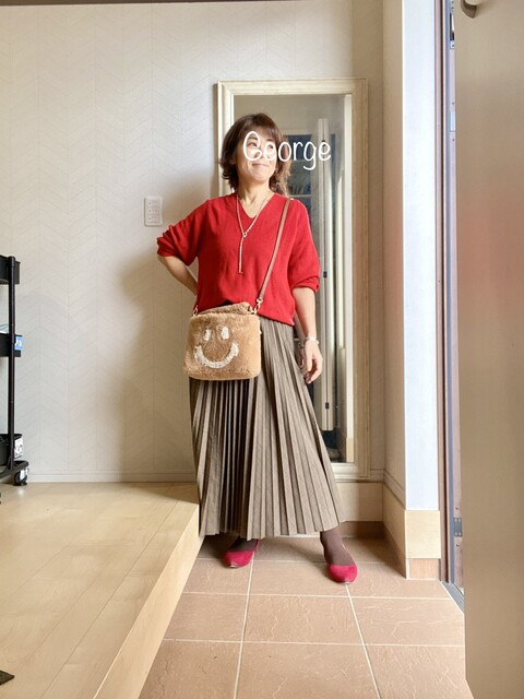 ユニクロのアコーディオンプリーツスカート 赤と茶色の秋コーデ Le Style George