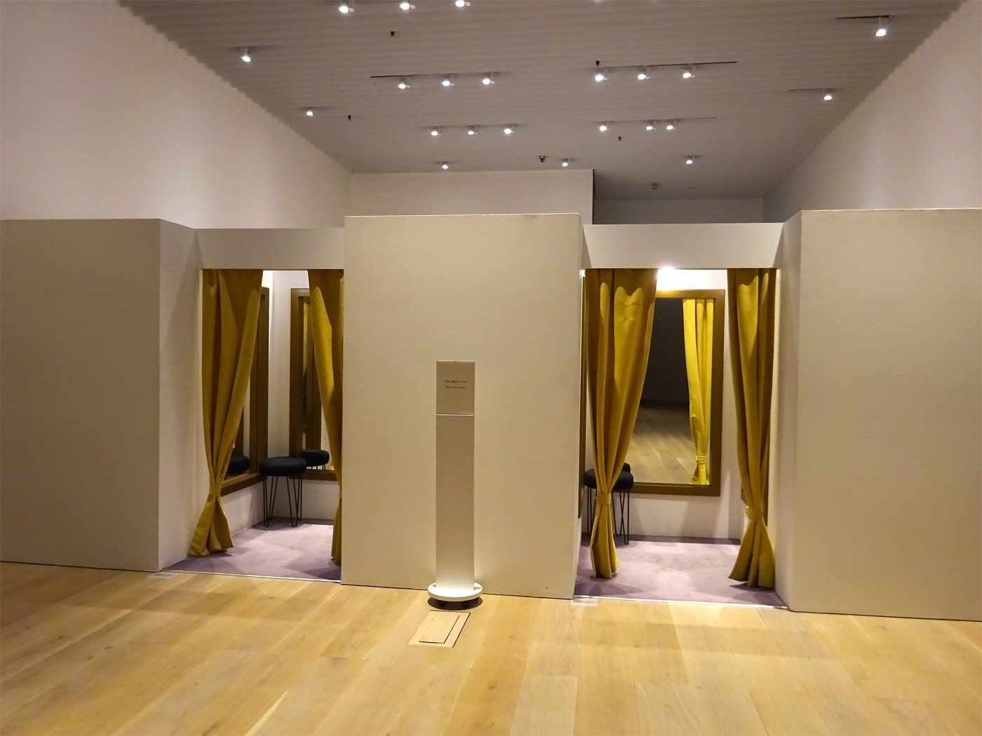 実像と虚像の狭間 レアンドロ エルリッヒの鏡 試着室 黄金の額 クラシック音楽とアート
