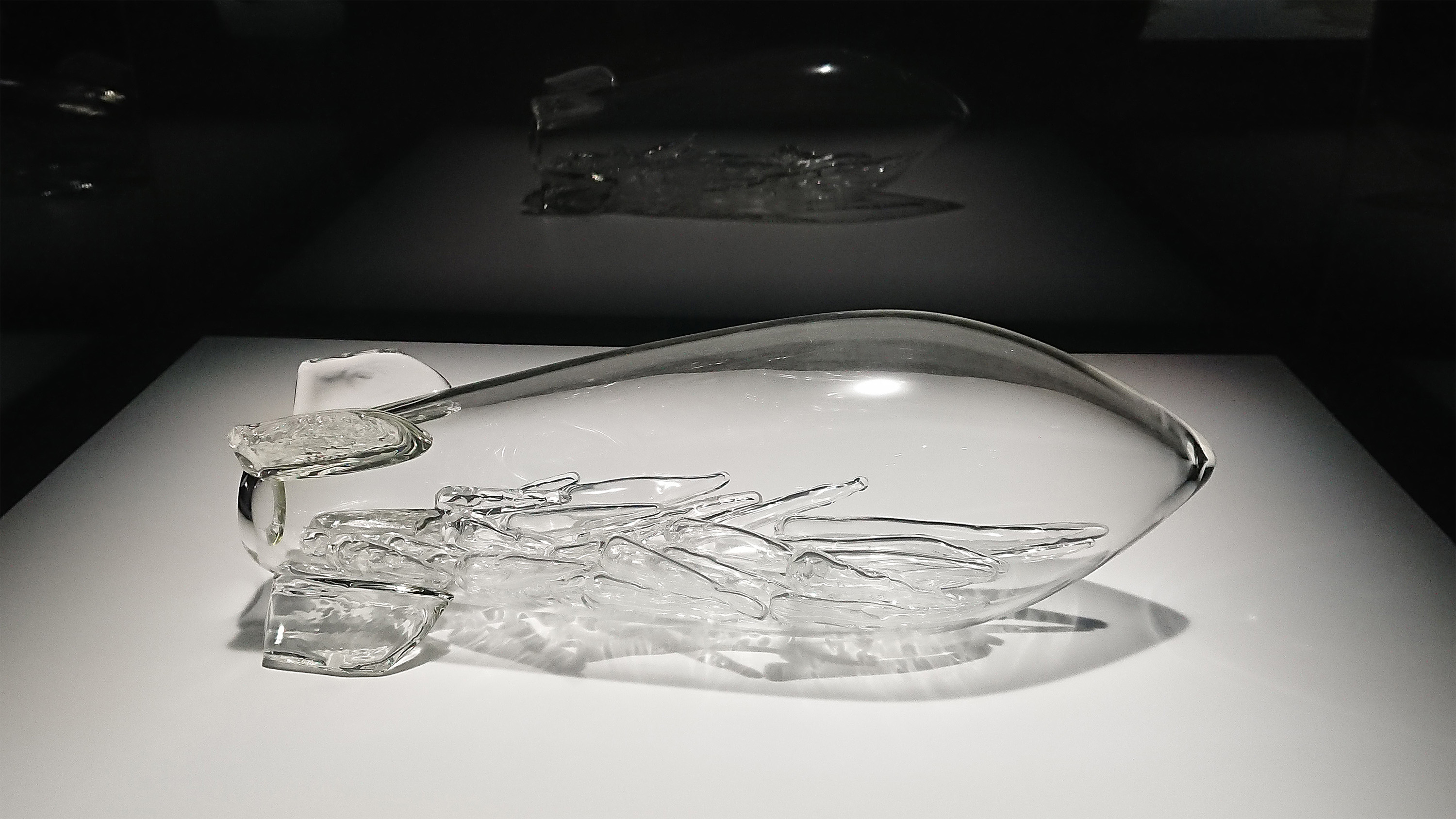 えぐられた大地》、イワニ・スケースのガラスアート｜彼女たちの