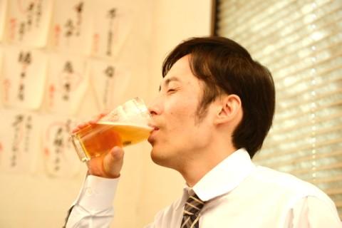 ビールを飲む