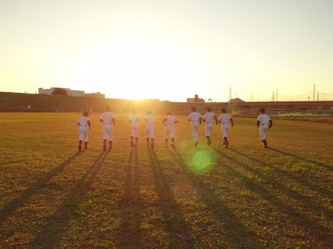 夕日に向かって 板橋区高島平の少年野球チーム 赤塚河岸ジャイアンツ 夕日に向かって 板橋区高島平の少年野球チーム 赤塚河岸ジャイアンツ