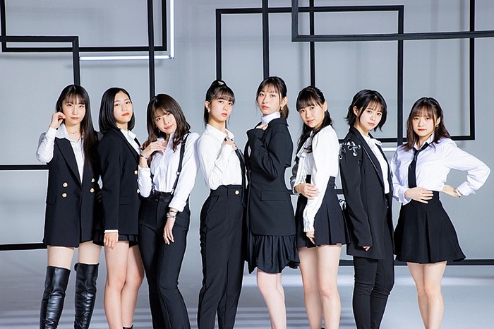 【画像】アイドルグループさん、1人だけお●ぱいを出し過ぎてしまうwwwww
