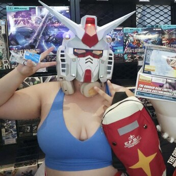 【画像】爆乳ガンダムがロンドンで発見されてしまうｗｗｗｗｗｗ