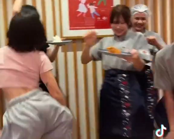 【動画】タイの女子店員さん、バルンバルン揺らしてしまうｗｗｗｗｗｗ