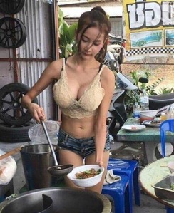【画像】タイの屋台のドスケベお姉さんｗｗｗｗｗ