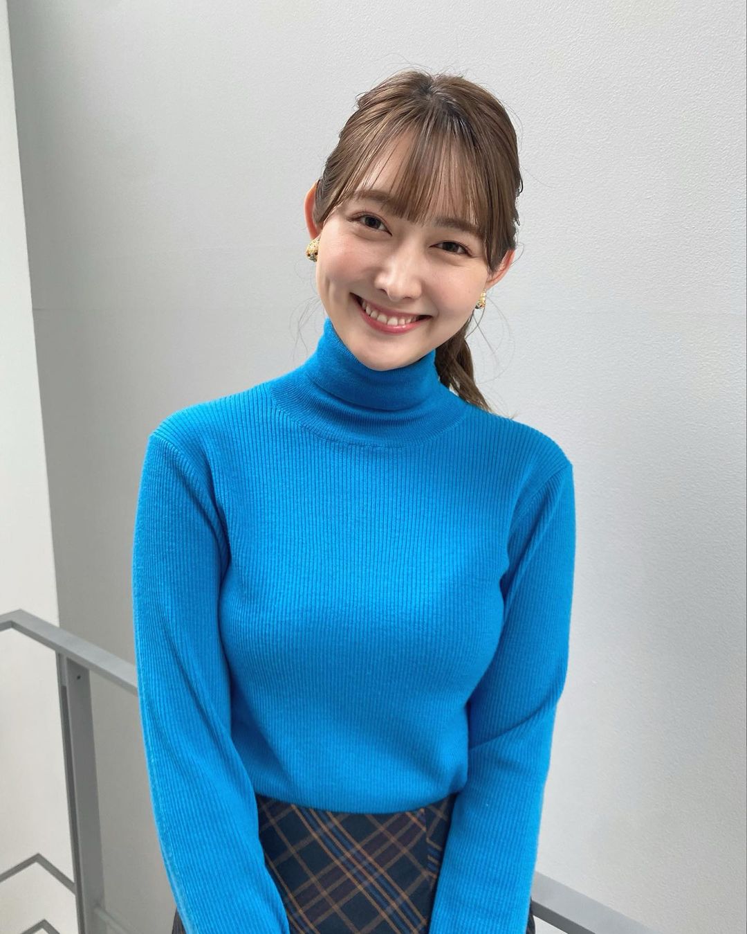巨乳　ニット　女子アナ 