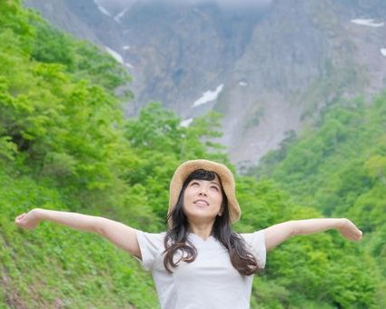 【動画】登山女子さん、自分の乳房を山脈を追加してしまうwwwwww