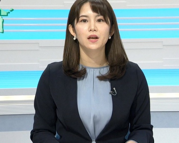 【画像】飯尾夏帆アナ、ローアングルから爆乳を激写されてしまうｗｗｗｗｗ