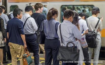 電車で脚の汚い女性