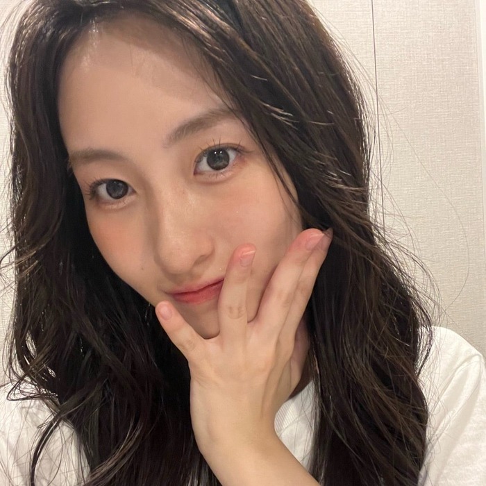 【GIF】現役アイドルさん、お尻のチラ見せに寛容的すぎるｗｗｗｗｗ