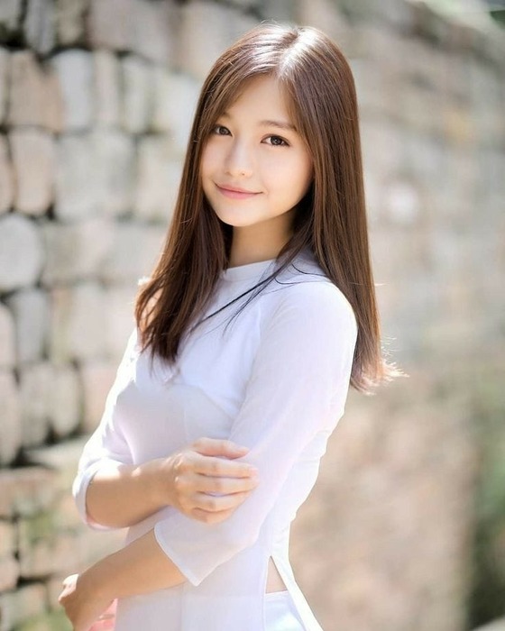 アオザイを着たベトナムの女子高生