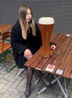 ビールを飲み干す女性