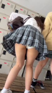 【画像】 JKの白パ○ティに食い込んだお尻ωωωωω
