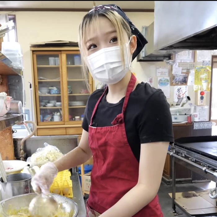 【画像】可愛い白ギャルが焼いてくれるお好み焼き屋が衝撃すぎたwwwww