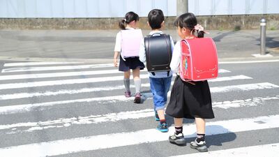 小学生が道路を横断しようとしている 