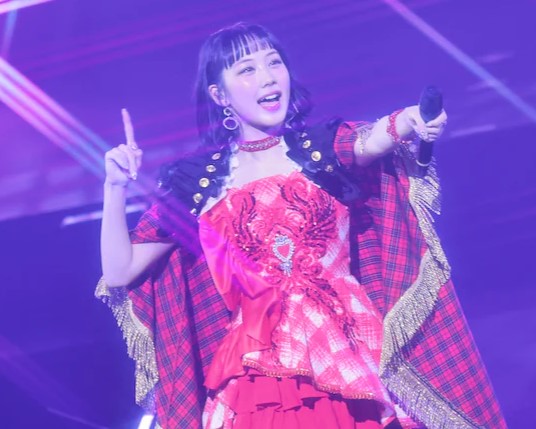 【画像】女性アイドルさん、巨乳に挟まれてしまうwwwwww
