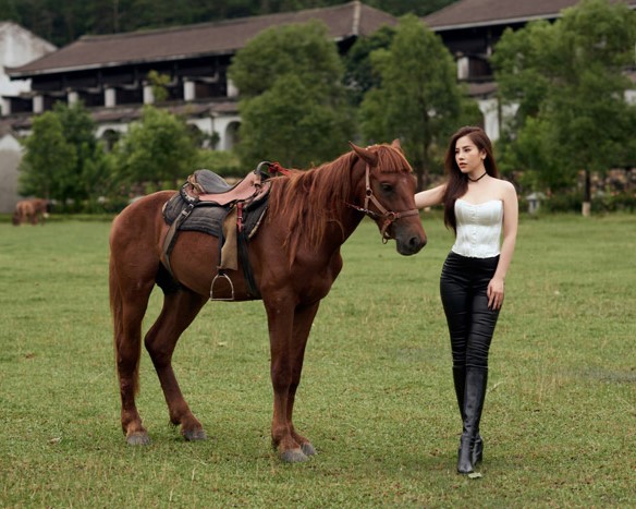 【画像】競馬界の巨乳マドンナさん、生放送で衣装が乱れてセクシーになってしまうwwwwww