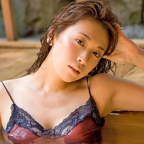 【画像】雛形あきこ(48)さん、露天風呂の谷間がめちゃイケすぎるwwwww