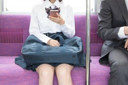 電車で女子高生が肩にもたれかかってる 