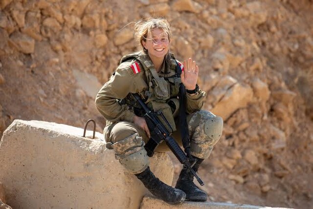 【動画】女性軍人さん、捕虜になったらパ○ズリやらされそうなお乳ｗｗｗｗｗｗｗ