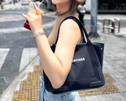 【画像】有名歌手さん、街角で目撃された姿がエ○チすぎる件ｗｗｗｗｗｗｗ
